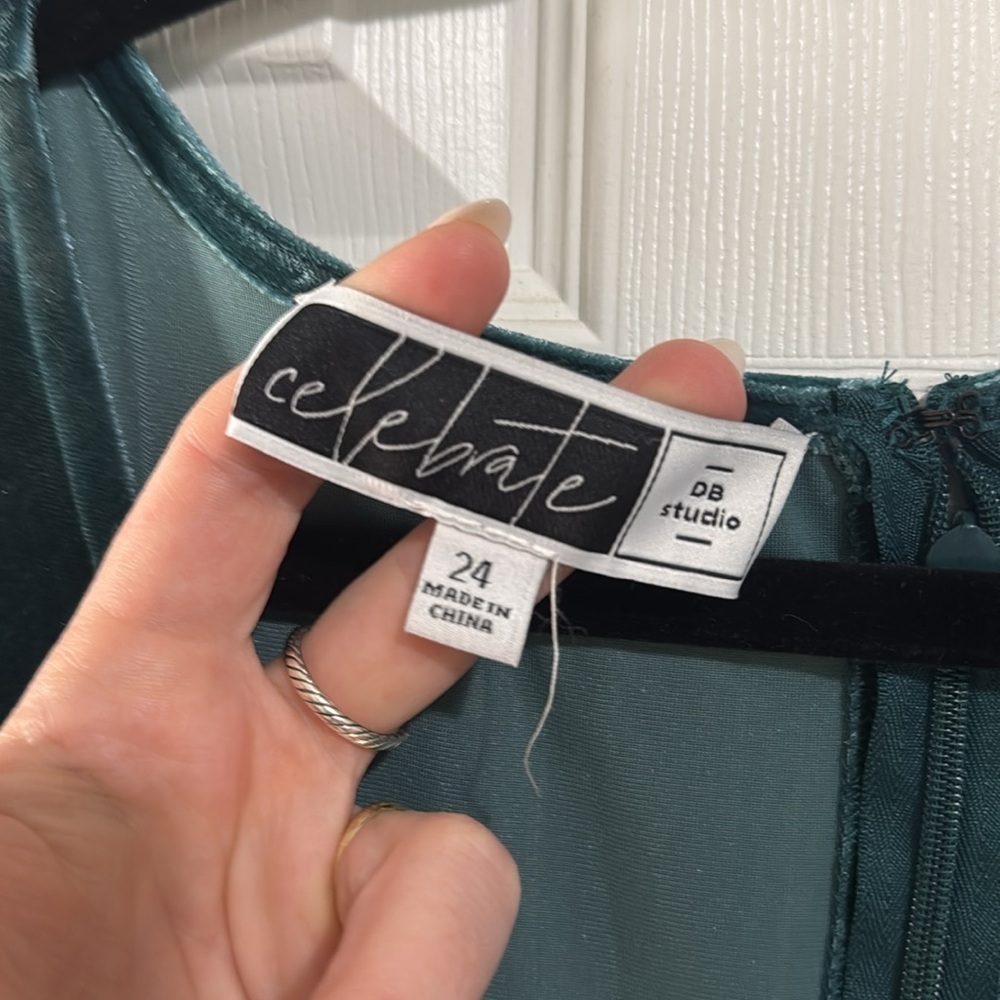 NWT DAVIDS BRIDAL Elegant Green Velvet Dress - Picture 3 of 3